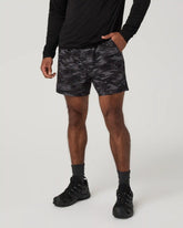 Vuori HardKore Short Lined 5" | Black Riptide Camo