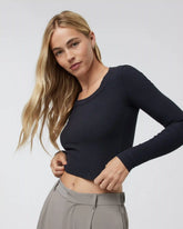 Long Sleeve Pose Scoop Tee | Black