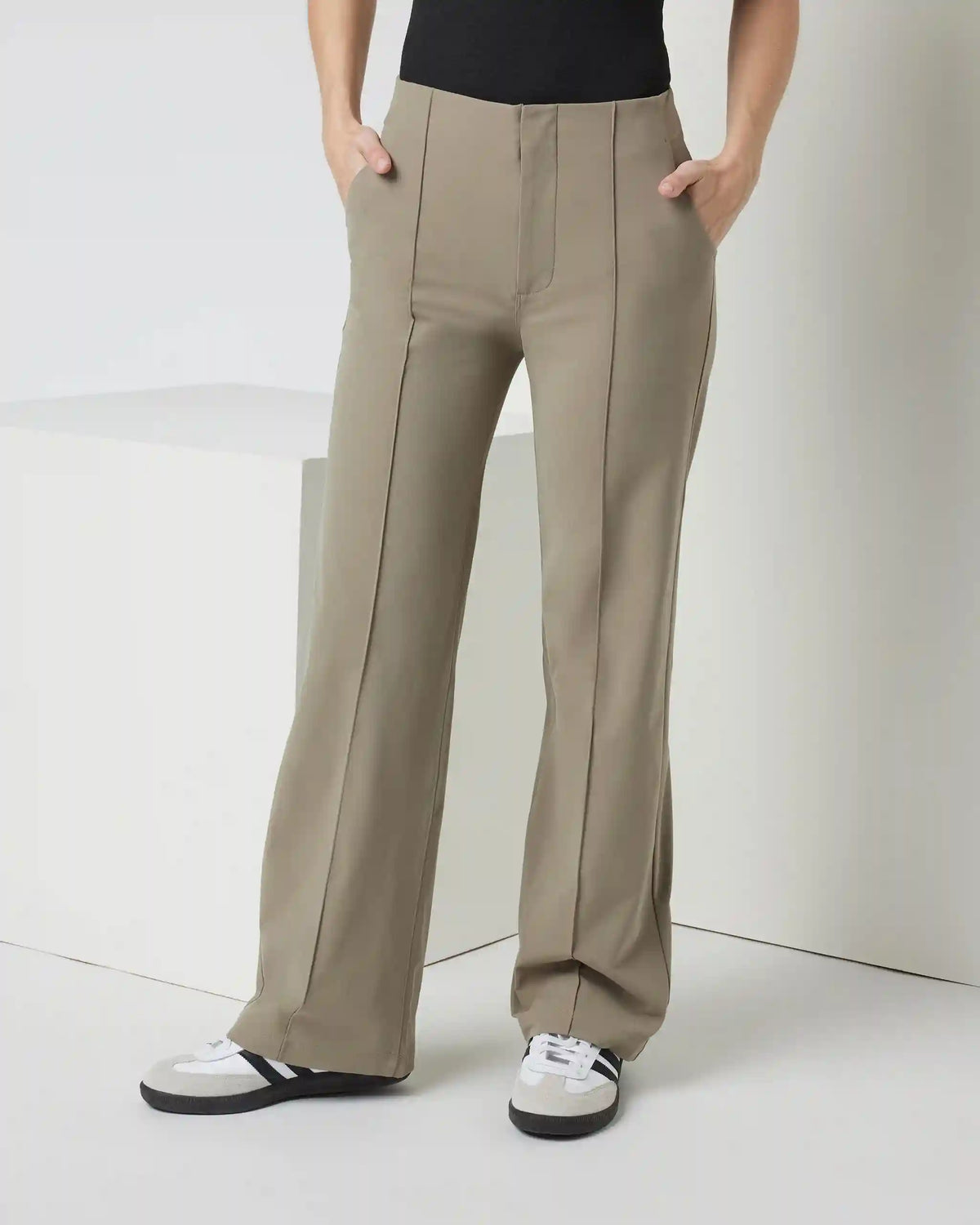 Womens Vuori Meta™ Wideleg Pant - Short | Taupe